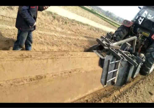 江蘇陳總和李總來實地參觀探討葛根起壟機(jī)的定做